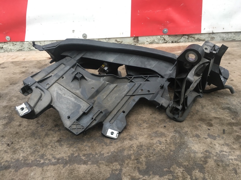 Кронштейн фары левый на Audi A4 B8 / Ауди А4 Б8 2007-2015г. Оригинал. \nВ отличном состоянии. Без дефектов. \nКонтрактная запчасть из Японии. \nОтправим в регионы ТК.
