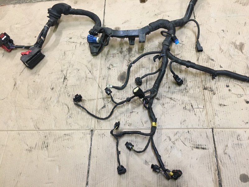 Коса моторная проводка двигателя, жгут проводов двс B4164T 1.6 Turbo на Volvo S60 II / Вольво 60 С60 2 поколение 2010-2018г.\nОригинал.\nВ отличном состоянии. Без дефектов. Все фишки фелые.\nС двигателя B4164T 1.6 литра бензин турбо АКПП.\nКонтрактная зап