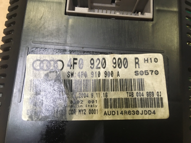 Панель щиток приборов спидометр до 280 км/ч на Audi A6 C6 4F / Ауди А6 С6 2006-2012г.\nОригинал.\nВ отличном состоянии.\nРабочая. Без дефектов. Пробег 62300 км по Японии.\nС двигателя AUK 3.2 литра бензин Quattro полный привод АКПП.\nКонтрактная запчасть 