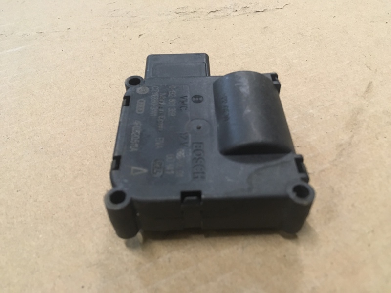 Моторчик заслонки отопителя печки на Audi A6 C6 4F / Ауди А6 С6 2006-2012г.\nОригинал.\nВ отличном состоянии. Рабочий.\nГарантия на установку и проверку. Отправим в регионы ТК.\nПрименимость:\nAudi A6 [C6,4F] 2004-2011\nAudi Allroad quattro 2006-2012\nAud