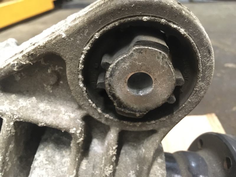 Редуктор задний 3.2 бензин на VW Touareg I GP ( 7L, 7L6, 7L7, 7LA) / Фольксваген Туарег 1 2002-2010г.\nОригинал.\nС двигателя BMV 3,2 литра бензин.\nВ отличном состоянии. Рабочий. Гарантия!\nПодходит на двс AZZ, BAA, BKJ, BMV, BMX, BRJ.\nПробег 82000 км п