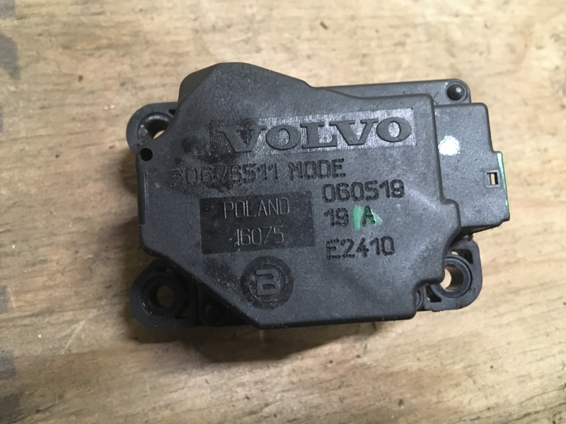 Моторчик заслонки отопителя печки на Volvo S60 I / Вольво C60 1 поколение 2000-2009г. \nОригинал.\nБез дефектов и повреждений.\nРабочий.\nГарантия на проверку.\nОтправим в регионы ТК.\nПрименимость:\nVolvo S60 2000-2009\nVolvo S80 1998-2006\nVolvo XC90 20
