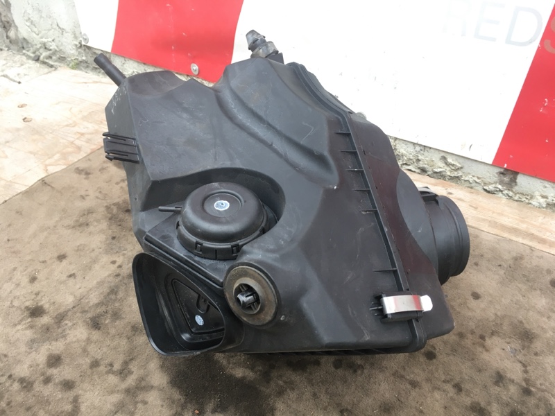Корпус воздушного фильтра на Audi A6 C6 4F / Ауди А6 С6 2006-2012г. \nОригинал. В отличном состоянии. \nЦелый. Без дефектов. \nКонтрактная запчасть из Японии. \nОтправим в регионы ТК.