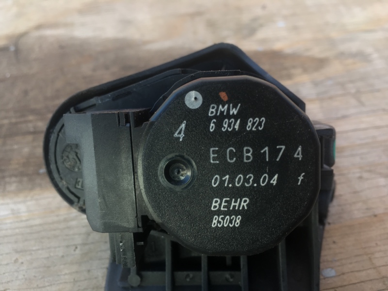 Сервопривод моторчик заслонки печки на BMW 3 E46 / БМВ 3 E46 2001-2005г рестайлинг. \nОригинал. \nВ отличном состоянии. Без дефектов. \nКонтрактная запчасть из Японии. \nБез пробега по РФ. \nОтправим в регионы ТК.