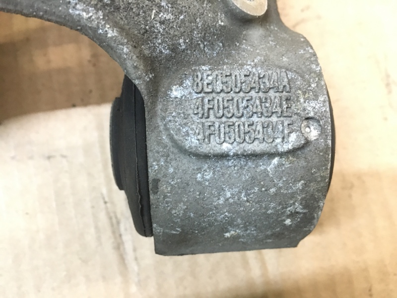 Кулак поворотный задний правый на Audi A6 C6 4F / Ауди А6 С6 2006-2012г.\nОригинал.\nВ отличном состоянии. Без дефектов.\nКонтрактная запчасть из Японии. Отправим в регионы ТК