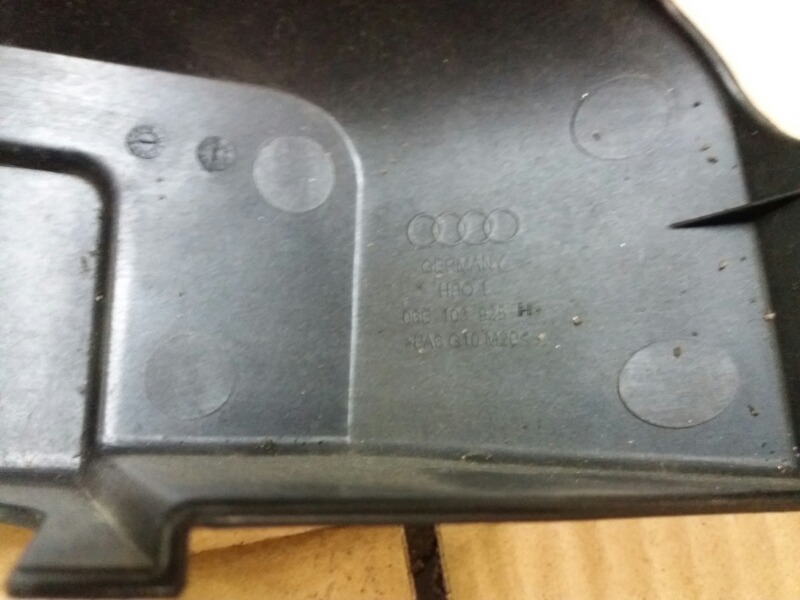Накладка декоративная крышка двигателя двс на Audi A6 C6 4F / Ауди А6 С6 2006-2012г.\nОригинал.\nВ отличном состоянии.\nБез дефектов. Все крепления целые.\nС двигателя AUK 3.2 литра бензин.\nКонтрактная запчасть из Японии. Отправим в регионы ТК.\nПрименим