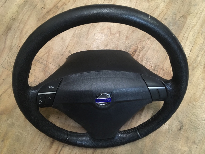 Рулевое колесо руль кожаный 3 спицы на Volvo S60 I / Вольво C60 1 поколение 2000-2009г.\nОригинал.\nВ отличном состоянии.\nКожа целая. Без трещин и дефектов.\nПодушка безопасности в руль на 2 разъема.\nКонтрактная запчасть из Японии. Отправим в регионы ТК