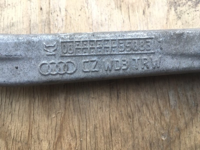Рычак передний правый верхний на Audi A4 B8 / Ауди А4 Б8 2007-2015г. Оригинал.
