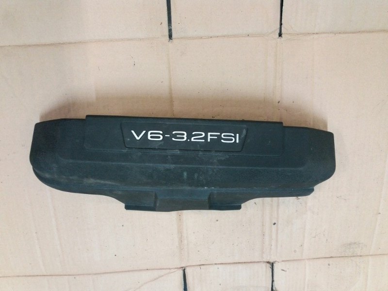 Накладка декоративная крышка двигателя двс на Audi A6 C6 4F / Ауди А6 С6 2006-2012г.\nОригинал.\nВ отличном состоянии.\nБез дефектов. Все крепления целые.\nС двигателя AUK 3.2 литра бензин.\nКонтрактная запчасть из Японии. Отправим в регионы ТК.\nПрименим