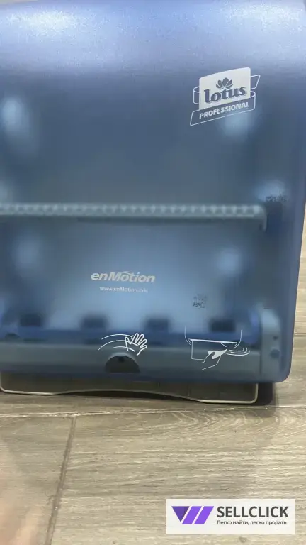 диспенсер для бумажных полотенец.