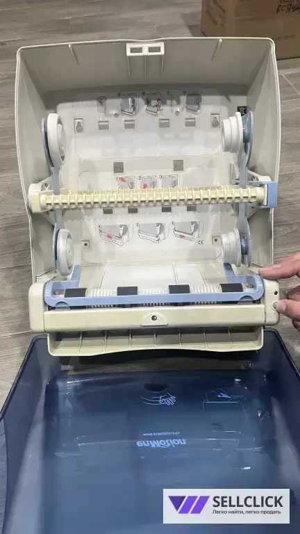 диспенсер для бумажных полотенец.