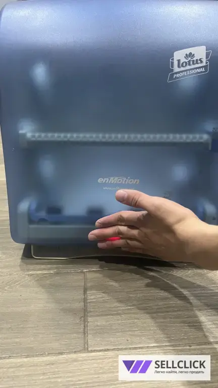 диспенсер для бумажных полотенец.