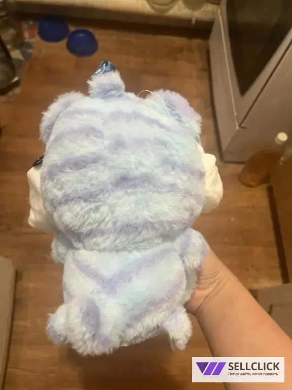 плюшевая игрушка Cinnamoroll (персонаж Sanrio) в пастельно‑голубой гамме с бантиком.