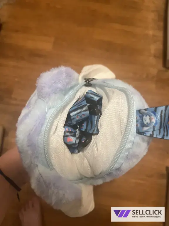 плюшевая игрушка Cinnamoroll (персонаж Sanrio) в пастельно‑голубой гамме с бантиком.