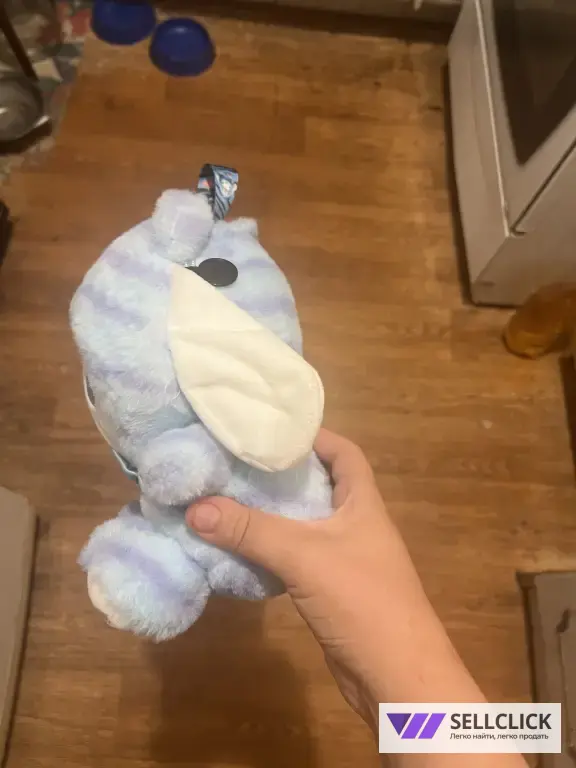 плюшевая игрушка Cinnamoroll (персонаж Sanrio) в пастельно‑голубой гамме с бантиком.