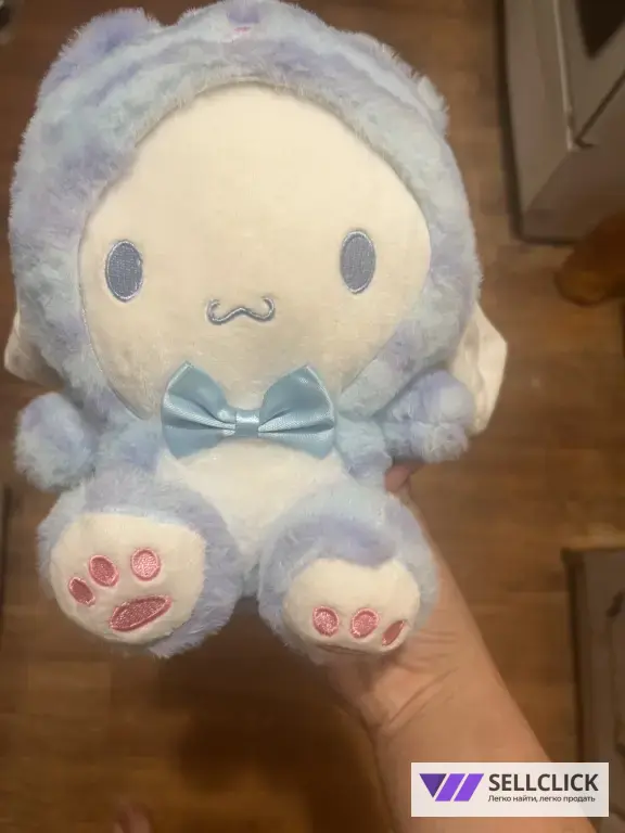 плюшевая игрушка Cinnamoroll (персонаж Sanrio) в пастельно‑голубой гамме с бантиком.