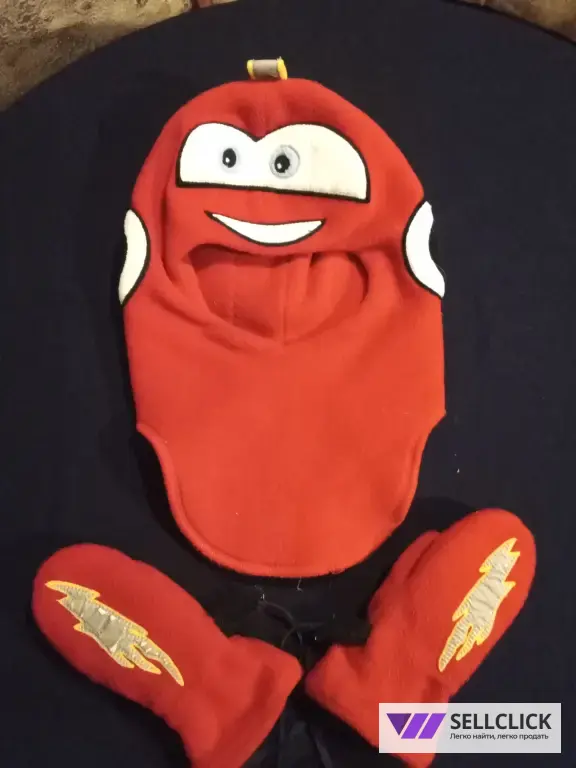 Зимний комплект шлем и варежки на 3-5 лет.
