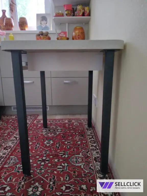 Стол кухонный новый.