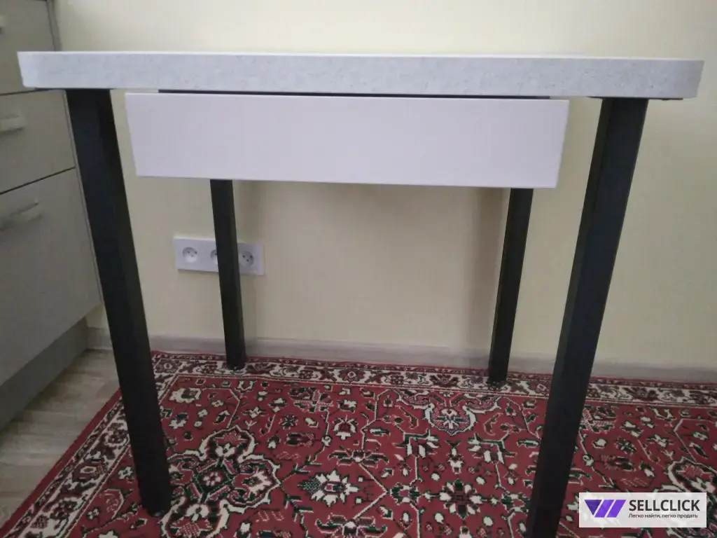 Стол кухонный новый.