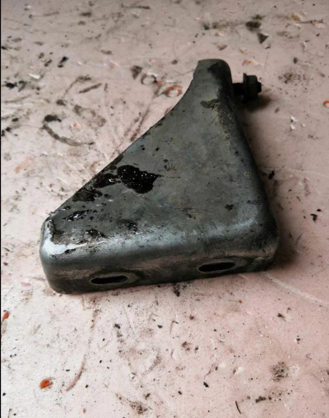 Скоба крепления катализатора