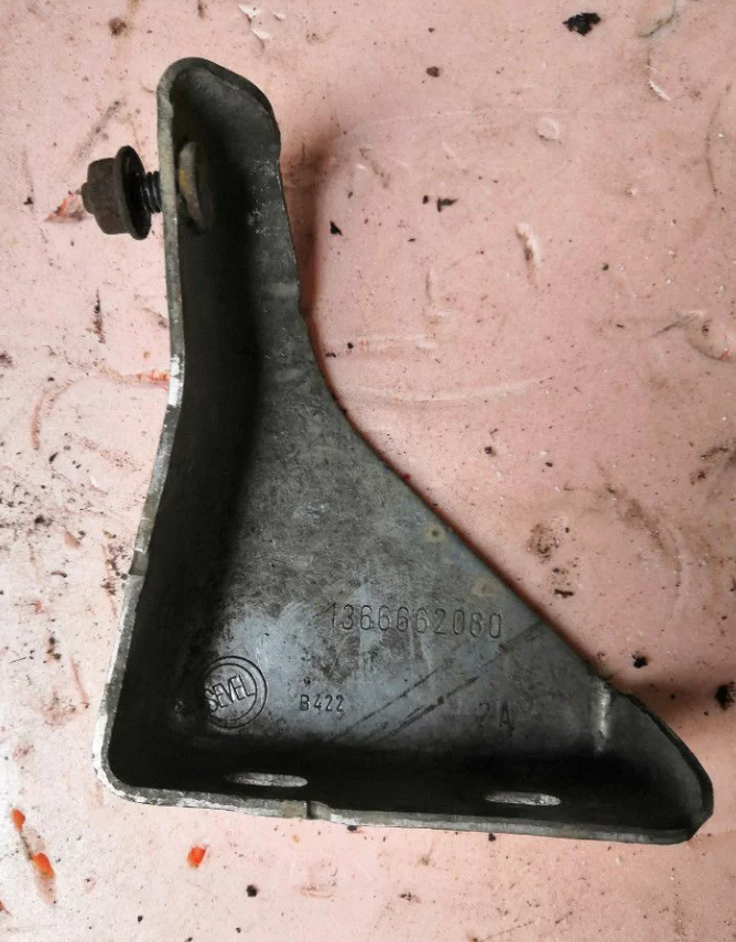 Скоба крепления катализатора