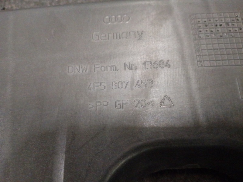 Направляющая заднего бампера левая на Audi A6 C6 4F / Ауди А6 С6 2006-2012г.\nОригинал.\nВ отличном состоянии.\nЦелый. \nБез дефектов. \nКонтрактная запчасть из Японии. \nОтправим в регионы ТК.