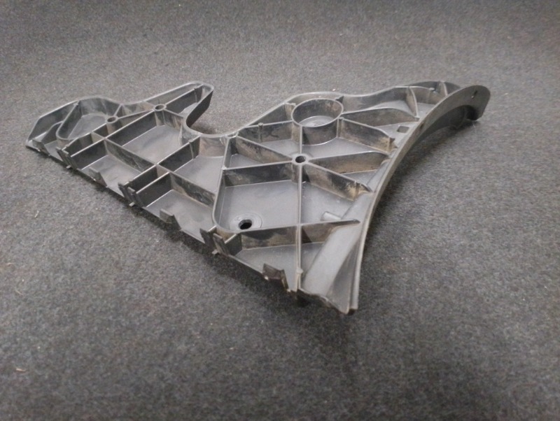 Направляющая заднего бампера левая на Audi A6 C6 4F / Ауди А6 С6 2006-2012г.\nОригинал.\nВ отличном состоянии.\nЦелый. \nБез дефектов. \nКонтрактная запчасть из Японии. \nОтправим в регионы ТК.