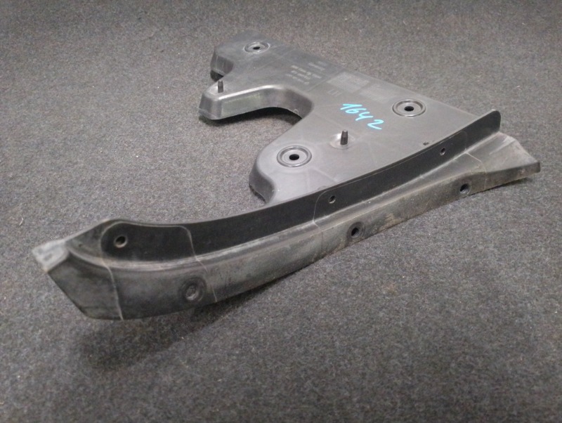Направляющая заднего бампера левая на Audi A6 C6 4F / Ауди А6 С6 2006-2012г.\nОригинал.\nВ отличном состоянии.\nЦелый. \nБез дефектов. \nКонтрактная запчасть из Японии. \nОтправим в регионы ТК.
