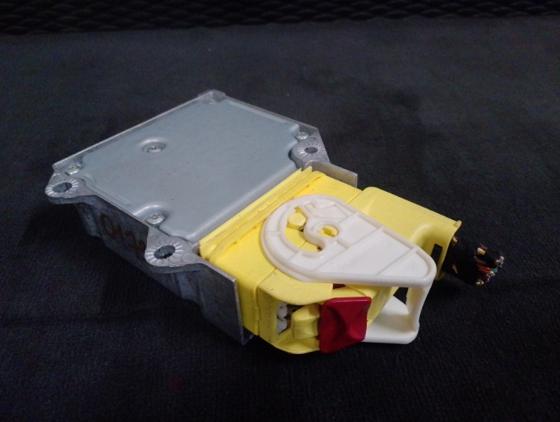 Блок управления AIR BAG / подушкой безопасности на Audi A5 8T / Ауди А5 8T 2007-2011г\nОригинал.\nВ отличном состоянии. Без дефектов.\nГарантия на установку и проверку.\nКонтрактная запчасть из Японии. \nОтправим в регионы ТК.\nНа этот автомобиль есть и д