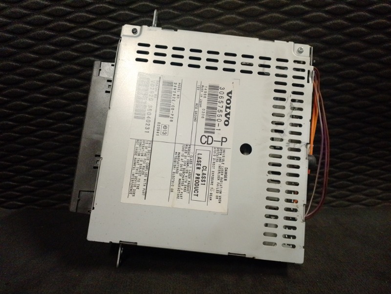 Проигрыватель CD DVD на Volvo XC90 I / Вольво ХС90 2000-2015г.\nОригинал.\nВ отличном состоянии. Без дефектов.\nГарантия на установку и проверку.\nКонтрактная запчасть из Японии. \nОтправим в регионы ТК.\nНа этот автомобиль есть и другие запчасти.