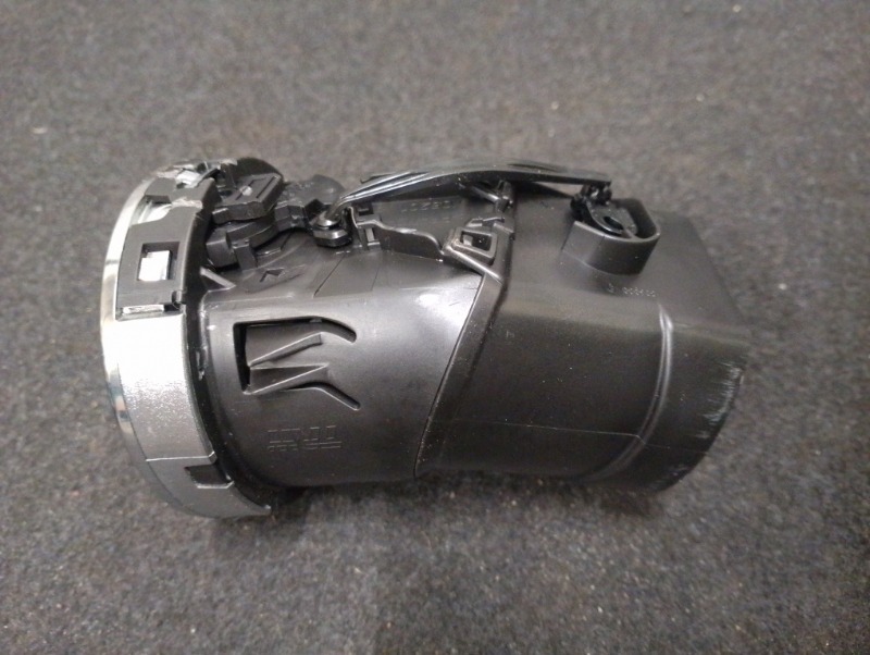Дефлектор воздушный в торпедо на Peugeot 308 I 1.6 Turbo EP6 2007-2011 г / Пежо 308 I 1.6 Турбо ЕП6 2007-2011 г\nОригинал.\nВ отличном состоянии. Без дефектов.\nГарантия на установку и проверку.\nКонтрактная запчасть из Японии. \nОтправим в регионы ТК.\nН
