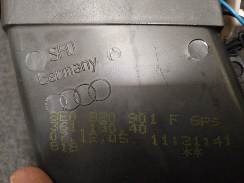 Дефлектор воздушный в торпедо левый на Audi A4 B6 / Ауди А4 Б6 2000-2006г.\nОригинал.\nВ отличном состоянии. Без дефектов.\nГарантия на установку и проверку.\nКонтрактная запчасть из Японии. \nОтправим в регионы ТК.\nНа этот автомобиль есть и другие запча