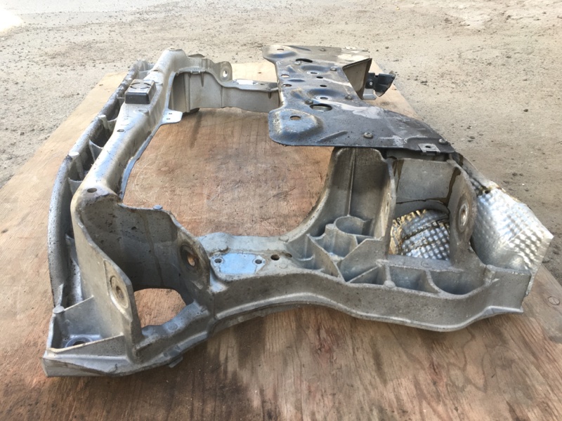 Балка передняя подмоторная на Mercedes Benz С-klasse W203 / Мерседес В203 203 2000-2006г. Оригинал. В отличном состоянии. Без дефектов.\nКонтрактная запчасть из Японии.\nБез пробега по РФ. Отправим в регионы ТК.\nПрименимость:\nMercedes Benz C209 CLK coup