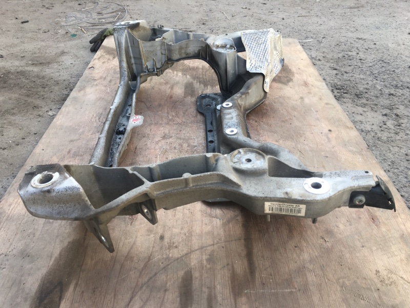 Балка передняя подмоторная на Mercedes Benz С-klasse W203 / Мерседес В203 203 2000-2006г. Оригинал. В отличном состоянии. Без дефектов.\nКонтрактная запчасть из Японии.\nБез пробега по РФ. Отправим в регионы ТК.\nПрименимость:\nMercedes Benz C209 CLK coup