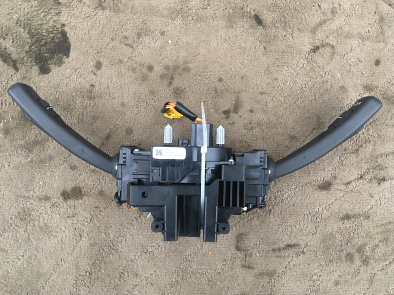 Переключатель поворотов подрулевой в сборе на Volvo S60 II / Вольво 60 С60 2 поколение 2010-2018г.\nОригинал.\nВ отличном состоянии. Без дефектов. Рабочий.\nКонтрактная запчасть из Японии. Отправим в регионы ТК.\nПрименимость:\nVolvo S60 2010-2018\nVolvo 