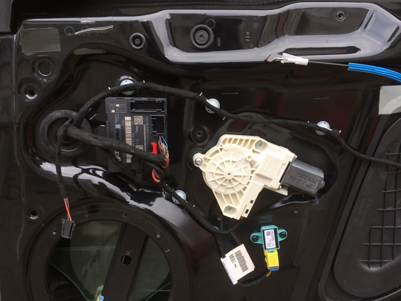 Дверь передняя правая на Audi A4 B8 / Ауди А4 Б8 2007-2015г. Оригинал. С аукциона Японии.\nБез жучков и коррозии. Заводская краска. Цвет черный.\nЕсть небольшие потертости, нужна полировка.\nЦена за всю дверь в сборе как на фото: дверь, стекло, стеклоподъ