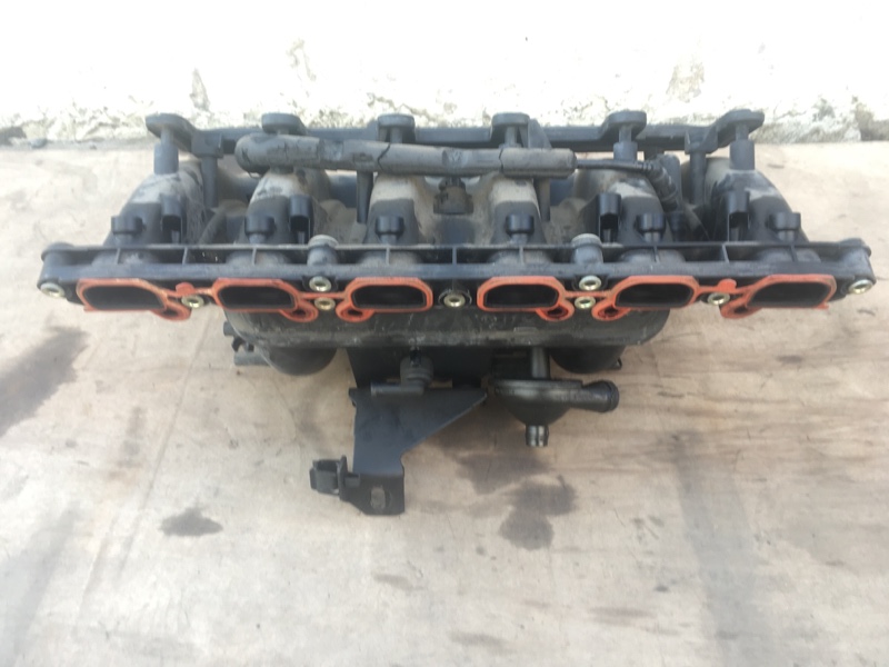 Коллектор впускной в сборе на БМВ Е39 / BMW 5 E39 1995-2003г.\nОригинал.\nНа двигателя M54 бензин 520i - 525i\nВ отличном состоянии. Без дефектов.\nКомплект в сборе на фото: коллектор, система вентиляции картерных газов квкг, трубка картерных газов .\nКон