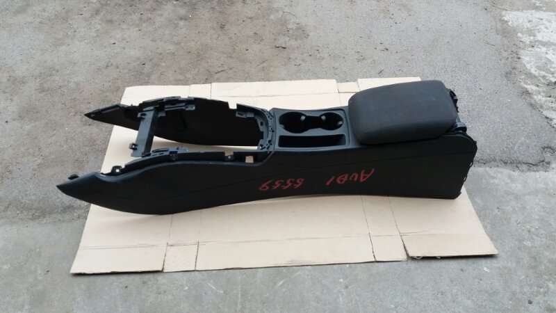 Подлокотник центральной консоли на Audi A4 B8 / Ауди А4 Б8 2007-2015г.\nОригинал.\nВ отличном состоянии. Без дефектов.\nКонтрактная запчасть из Японии. Отправим в регионы ТК.