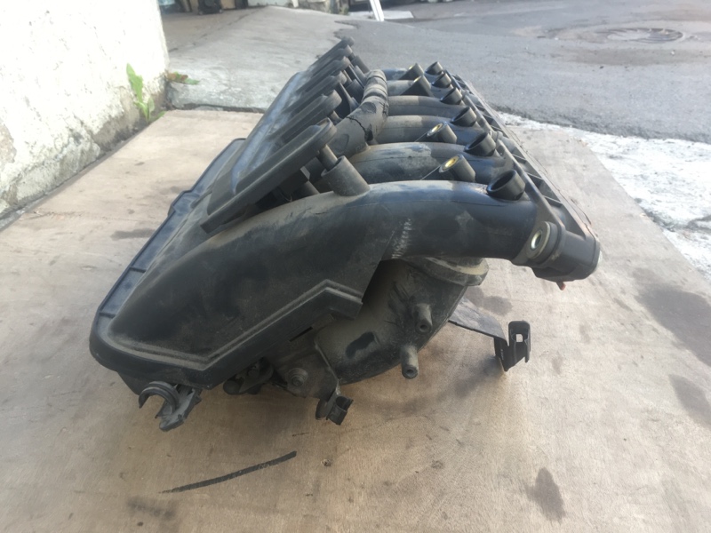 Коллектор впускной в сборе на БМВ Е39 / BMW 5 E39 1995-2003г.\nОригинал.\nНа двигателя M54 бензин 520i - 525i\nВ отличном состоянии. Без дефектов.\nКомплект в сборе на фото: коллектор, система вентиляции картерных газов квкг, трубка картерных газов .\nКон