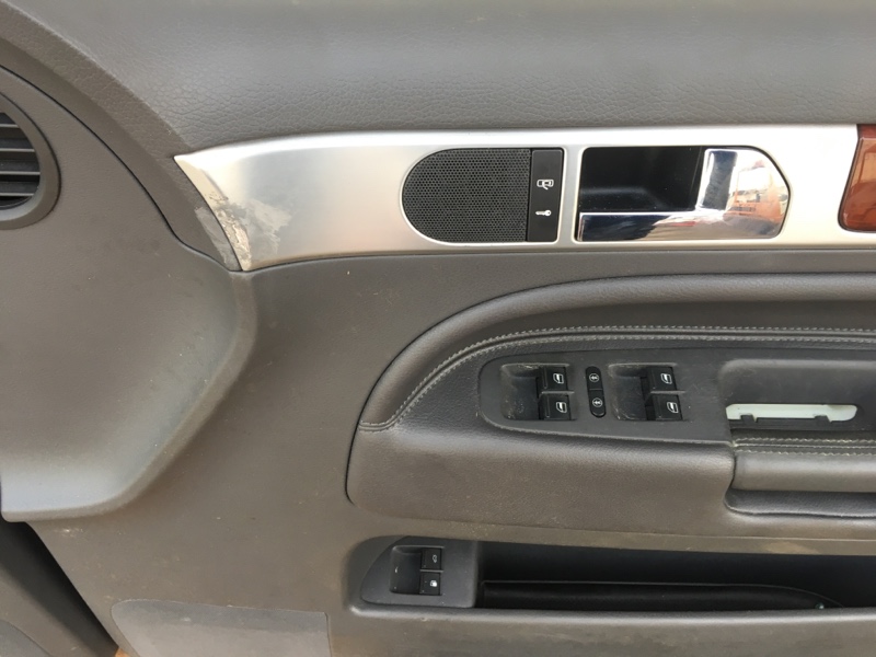 Дверные карты обшивки передних дверей левая, правая на VW Touareg I GP (7L, 7L6, 7L7, 7LA) / Фольксваген Туарег 1 2002-2010г.\nОригинал.\nВ отличном состоянии. Без дефектов. Цена за 2шт.\nКонтрактная запчасть из Японии. Отправим в регионы ТК.
