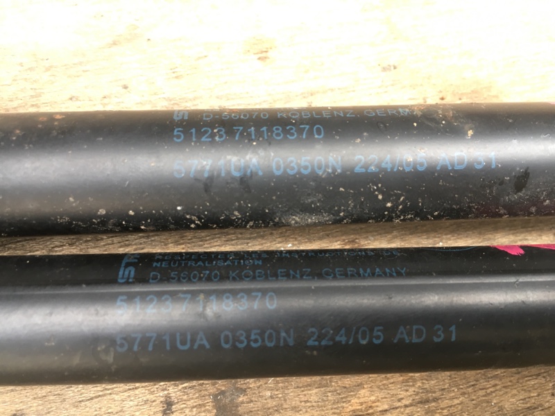 Амортизатор капота левый, правый 2шт на BMW 1 116i E87 E81 / БМВ 116 Е87 Е81 2004-2011г.\nОригинал.\nВ отличном состоянии. Рабочие. Цена за 2шт.\nКонтрактная запчасть из Японии. Отправим в регионы ТК.
