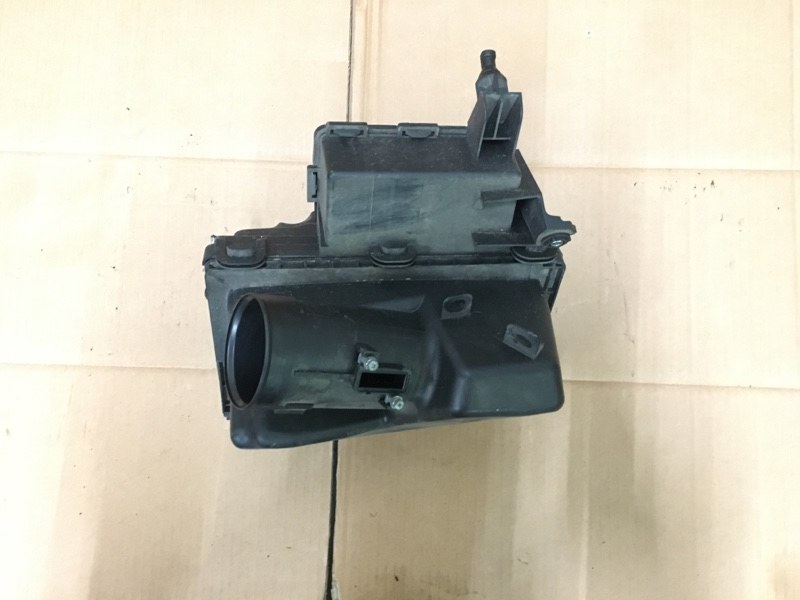 Корпус воздушного фильтра 2.5 на Nissan Teana J32 / Ниссан Теана Тиана 32 2008-2013г.\nОригинал.\nС двигателя 2.5 VQ25DE бензин.\nВ отличном состоянии. Без дефектов. Все крепления целые.\nКонтрактная запчасть из Японии. Отправим в регионы ТК.\nПрименимост
