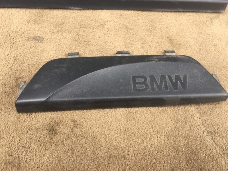Накладки порогов внутренние передние, задние комплект BMW 1 E87 E81 / БМВ Е87 Е81 2004-2011г.\nОригинал.\nХетчбек 5 дверей.\nВ отличном состоянии. Без дефектов. Крепления целые. Цена указана за 4шт.\nКонтрактные запчасти из Японии. Отправим в регионы ТК.