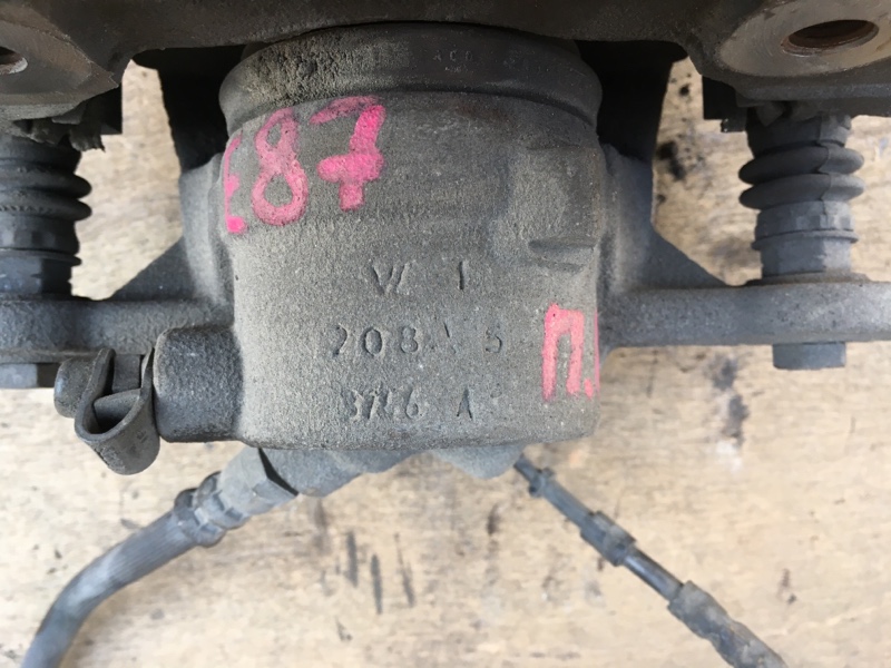 Суппорт тормозной передний левый BMW 1 116i E87 E81 / БМВ 116 Е87 Е81 2004-2011г.\nОригинал.\nПод тормозные диски 284 мм.\nВ отличном состоянии. Рабочий. Снят с распила.\nВ сборе как на фото суппорт, скоба, торм. шланг и тормозные колодки.\nКонтрактная за