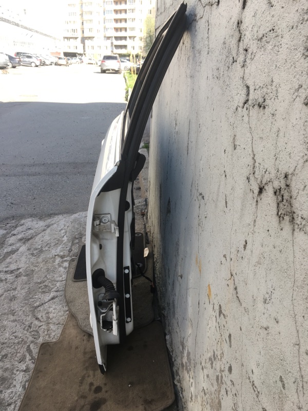 Дверь задняя правая белая универсал на Audi A4 B6 / Ауди А4 Б6 2000-2004г. \nОригинал. В отличном состоянии.\nБез жучков и коррозии. Заводская краска.\nКонтрактная запчасть из Японии. Отправим в регионы ТК.