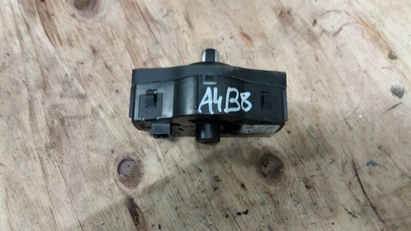 Переключатель света фар на Audi A4 B8 / Ауди А4 Б8 2007-2015г.\nОригинал. В отличном состоянии. Без дефектов. Контрактная запчасть из Японии.\nОтправим в регионы ТК.\nПрименимость:\nAudi A4 [B8] 2007-2015\nAudi A4 [B8] Allroad 2010-2015\nAudi A5/S5 [8F] C