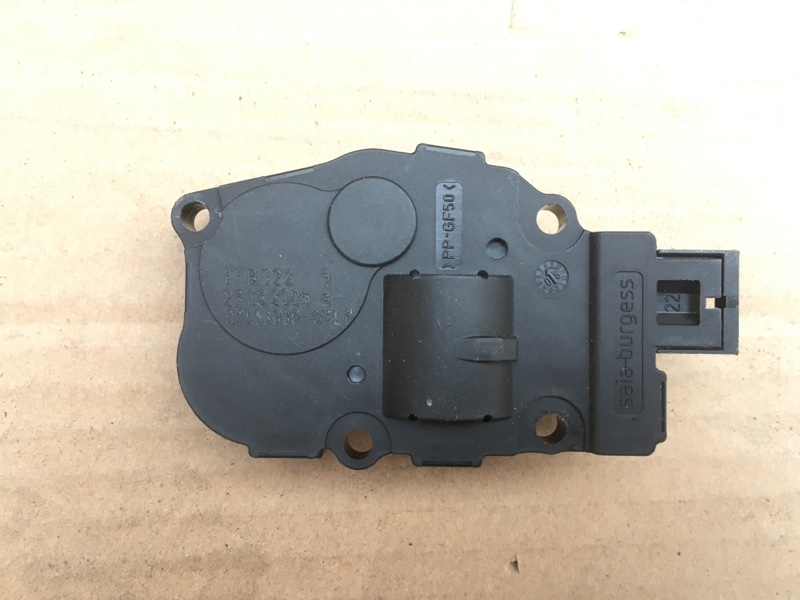 Моторчик заслонки отопителя печки на BMW 1 E87 E81 / БМВ 1 Е87 Е81 2004-2011г. Оригинал.