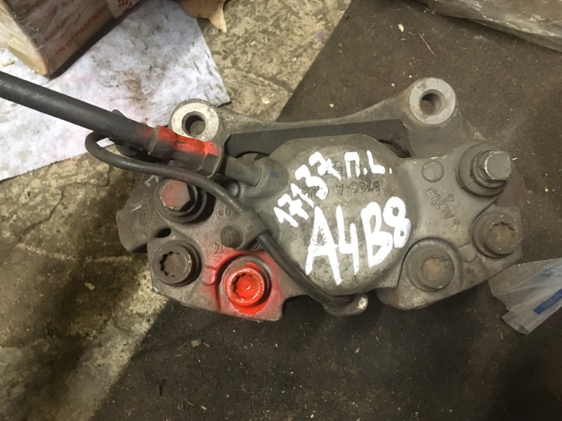 Суппорт тормозной передний левый на Audi A4 B8 / Ауди А4 Б8 2007-2015г.\nОригинал.\nВ отличном состоянии. Рабочий. \nС двигателя CDN 2.0 TURBO TFSI Quattro. Под диски 320мм\nПродается в сборе с тормозным шлангом, колодками и скобой суппорта как на фото.\n