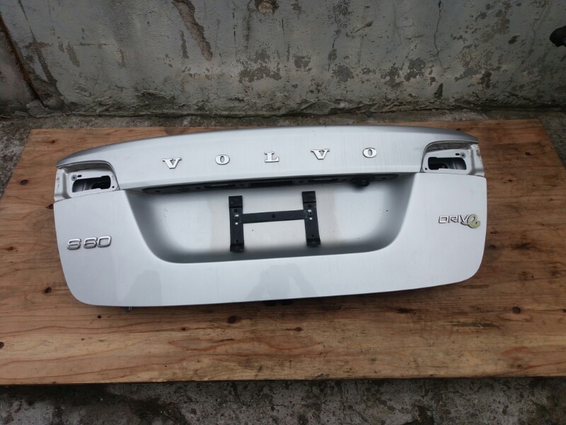 Крышка багажника в сборе на Volvo S60 II / Вольво 60 С60 2 поколение 2010-2018г.\nОригинал.\nВ отличном состоянии. Цвет серебро.\nЗаводская краска. Без жучков и коррозии.\nВ сборе как на фото крышка, эмблемы, замок крышки багажника и обшивка.\nКонтрактная