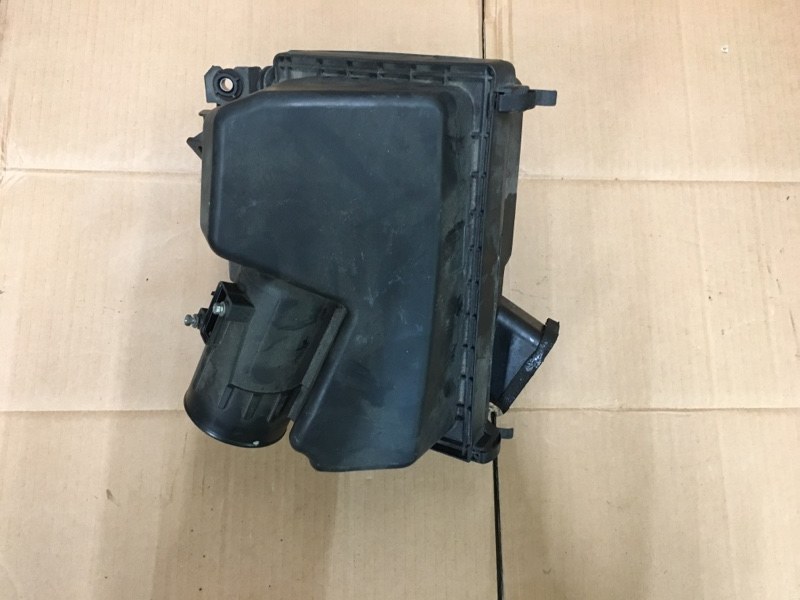 Корпус воздушного фильтра 2.5 на Nissan Teana J32 / Ниссан Теана Тиана 32 2008-2013г.\nОригинал.\nС двигателя 2.5 VQ25DE бензин.\nВ отличном состоянии. Без дефектов. Все крепления целые.\nКонтрактная запчасть из Японии. Отправим в регионы ТК.\nПрименимост